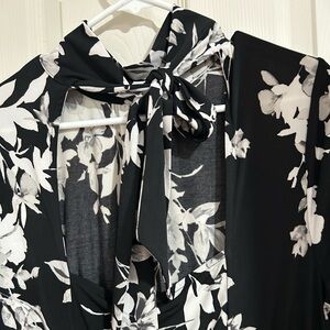 Black/white/gray
Floral midi dress
Size 14/16